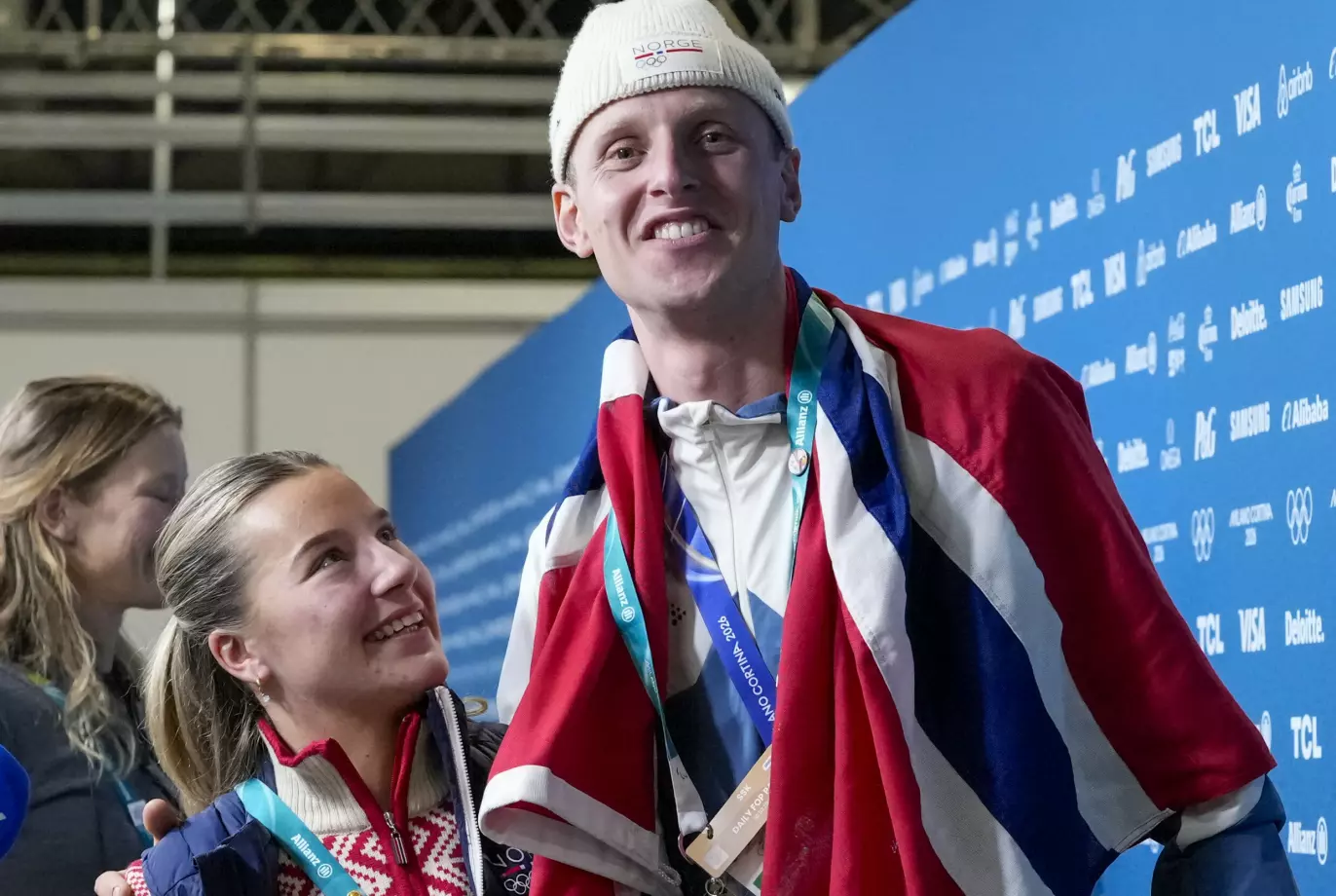 GOD SOM GULL: Sander Eitrem tok OL-gull på 5000 meter skøyter. Her sammen med kjæresten Aurora Grinden Løvås etter løpet.Foto: Heiko Junge / NTB