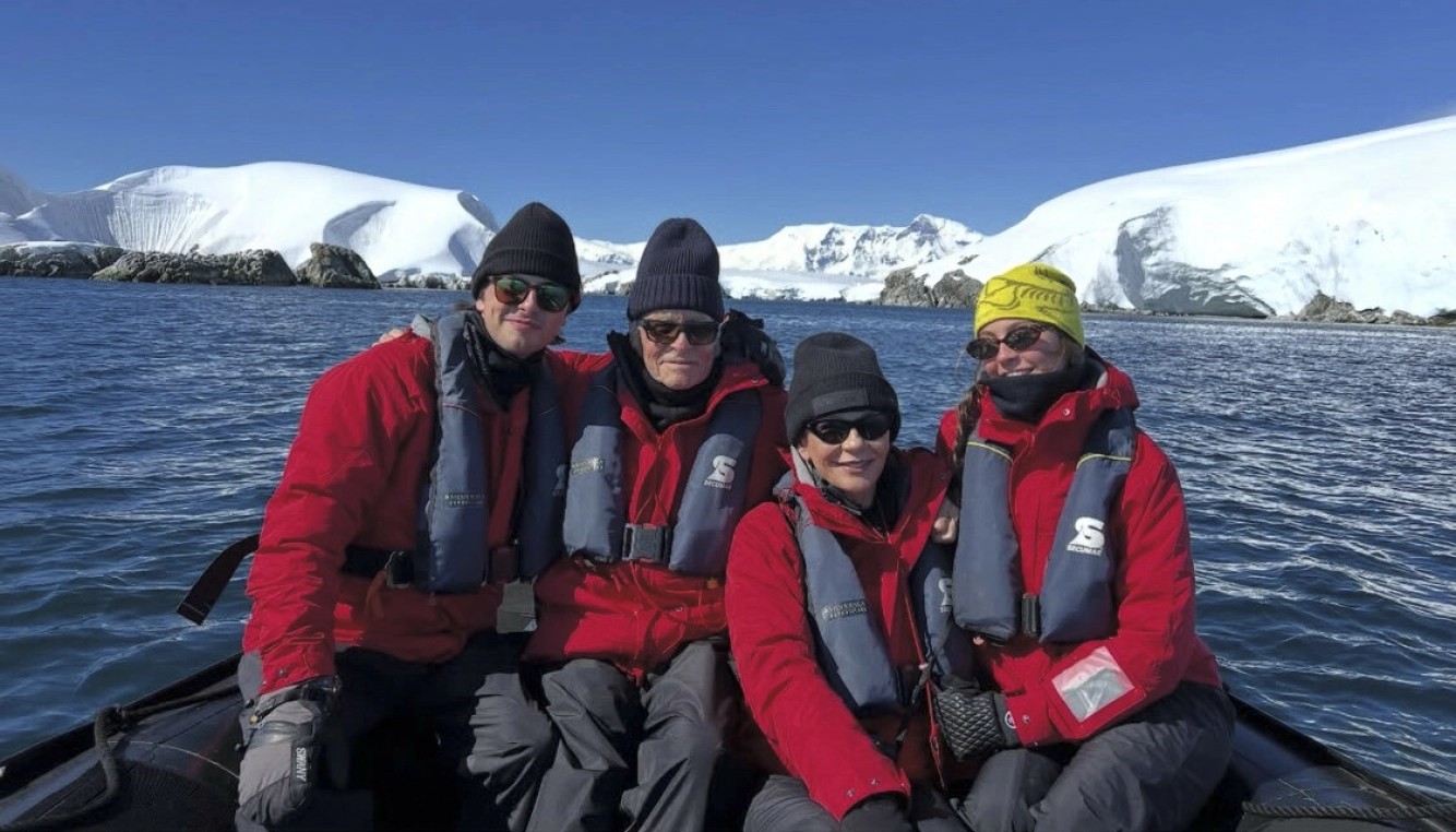 REISEGLAD: Filmhelten er på besøk langt, langt nord – men for noen uker siden var han langt sør – nærmere bestemt i Antarktis, der han la ut bilde av seg selv og reisefølget. Foto: @michaelkirkdouglas/Instagram