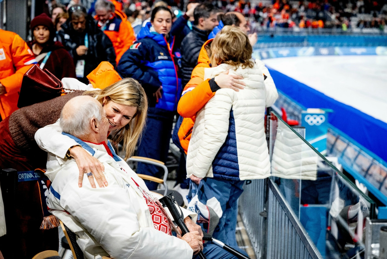 HUMOREN SATT LØST: Det var latter og smil på tribunen. Foto: NTB