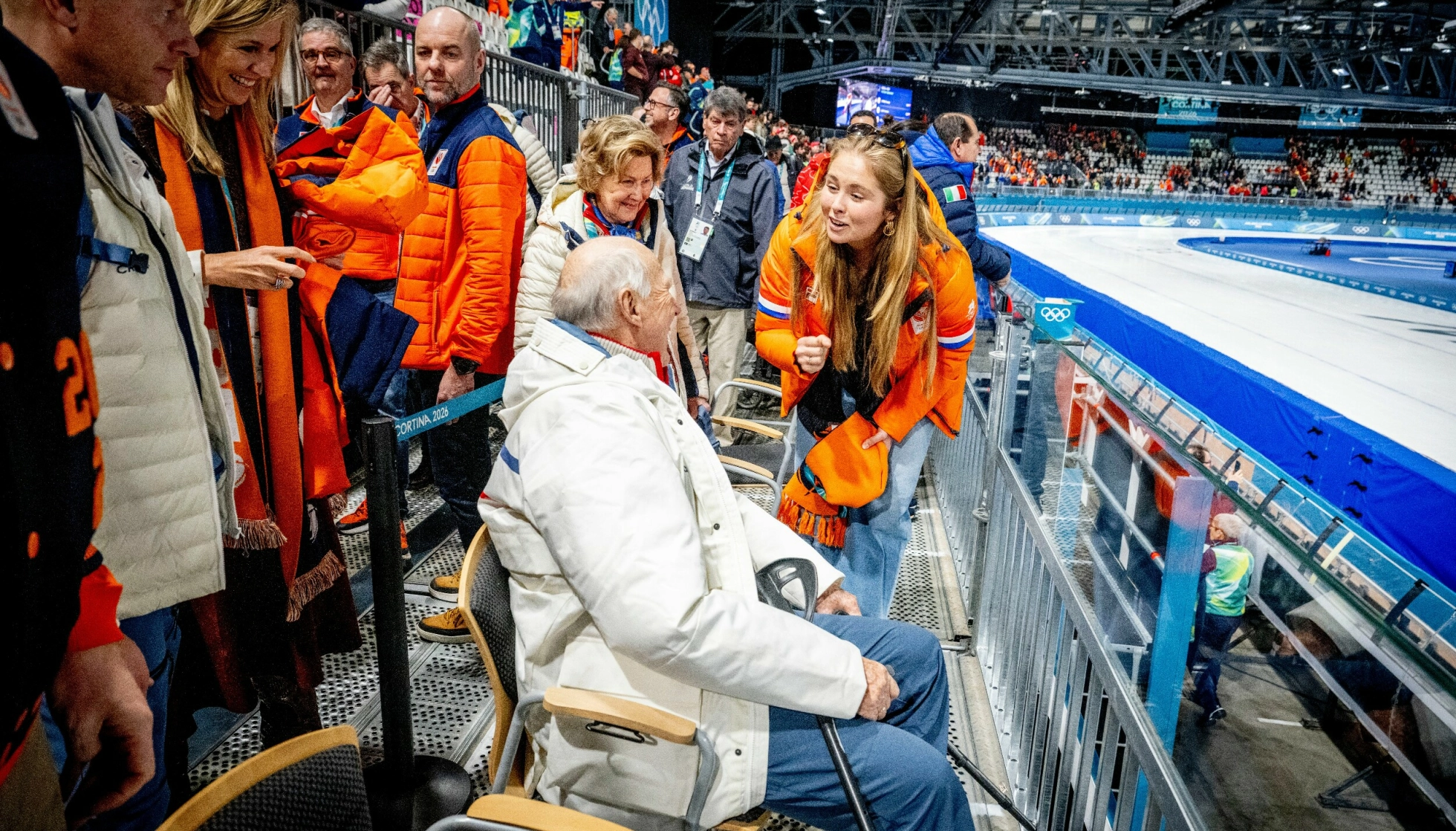 NÆRE BÅND: Det er tette bånd mellom den norske og nederlandske kongefamilien. Her hilser prinsesse Catharina-Amalia på Harald. Foto: NTB
