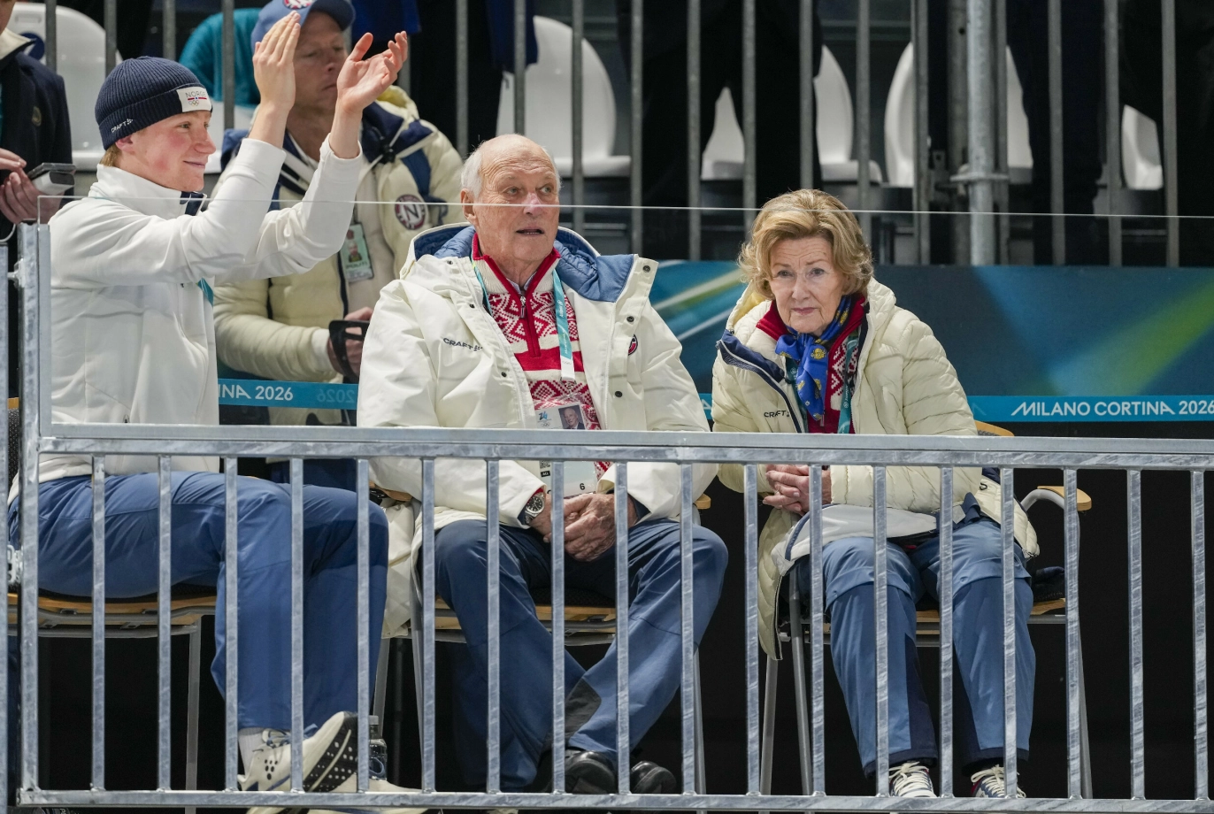 FULGTE MED: Harald og Sonja så svært interesserte ut. Her sammen med skøyteløper Peder Kongshaug. Foto: Heiko Junge/NTB