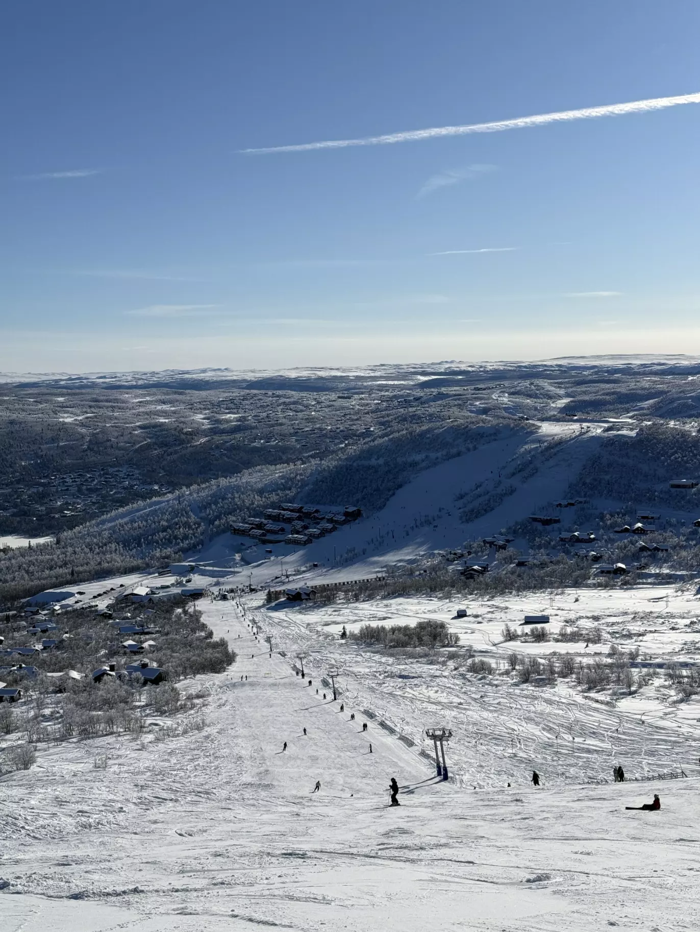 UTSIKT TIL DRØMMEFERIE: Dette er hva mange har drømt om i lang tid. Sol, snø og ski i Geilos skianlegg. Foto: Pia Cornelia Vedvig
