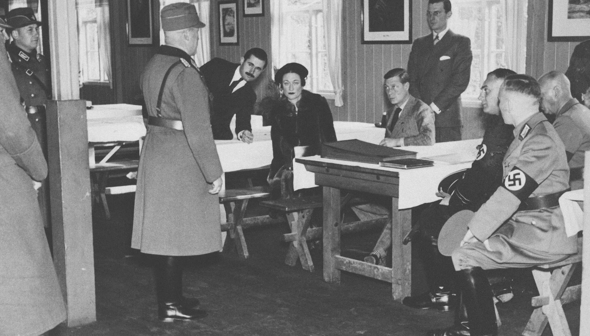 Her er bilde fra da Edward og Wallis besøkte en arbeidsleir i nærheten av den tyske byen Dresden i 1937. Foto: NTB