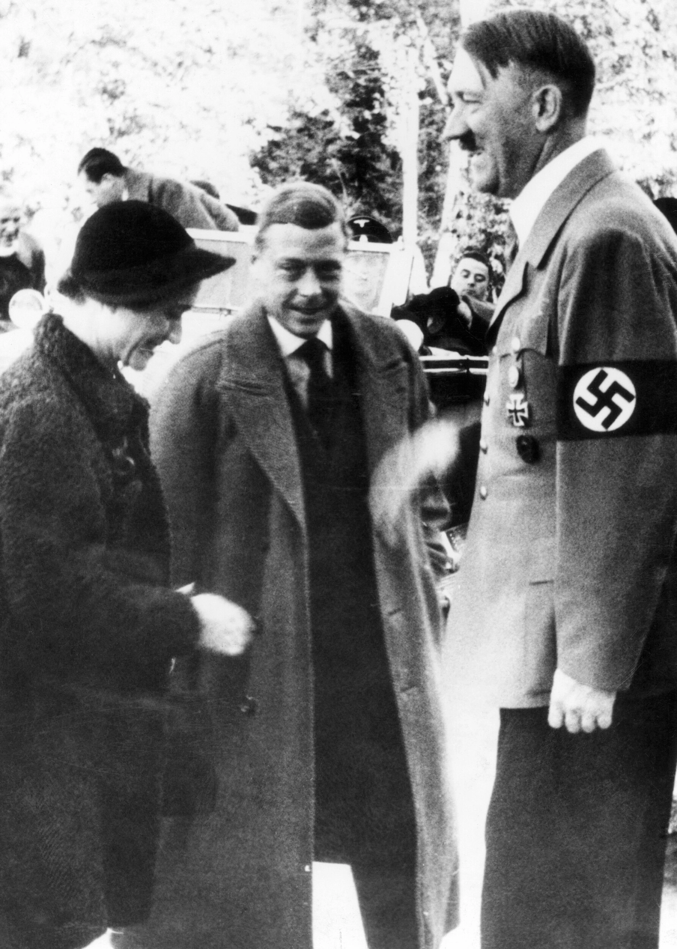 Det skal ha vært god stemning da det britiske hertugparet Edward og Wallis besøkte Hitler i Tyskland i 1937. Foto: NTB