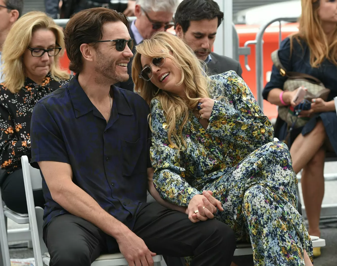 FORELSKET: Kaley Cuoco er forlovet med «Ozark»-skuespilleren Tom Pelphrey. Her er duoen avbildet sammen i mai 2022. Foto: Stewart Cook/Shutterstock/NTB