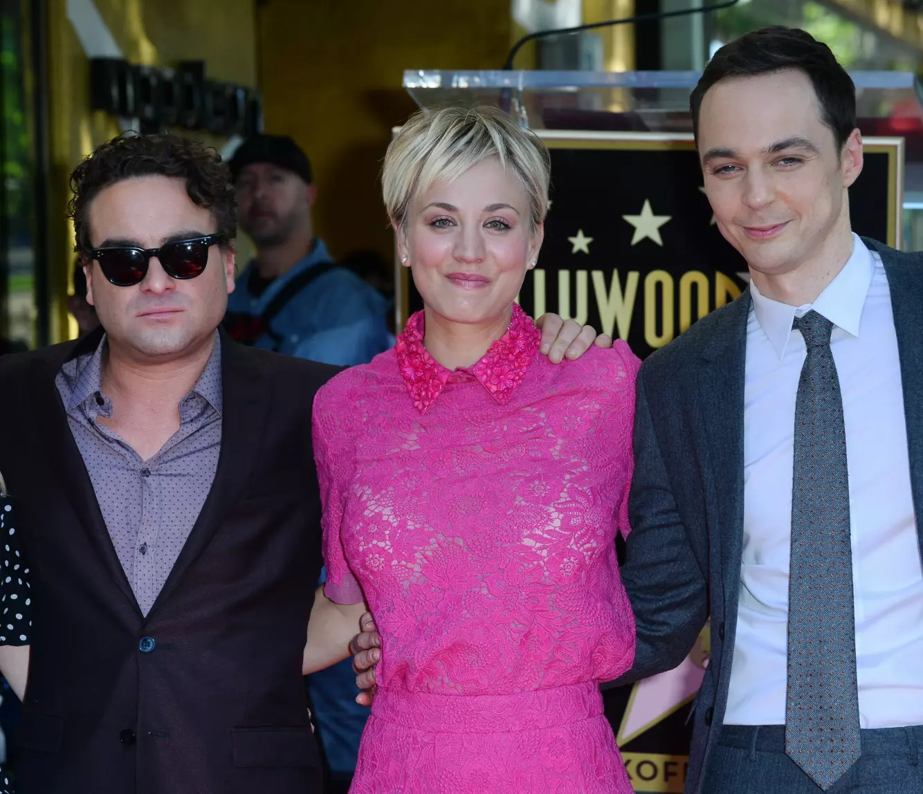 STJERNE: Kaley Cuoco er godt kjent fra serien «The Big Bang Theory». Her avbildet med skuespillerkollega Johnny Galecki, kjent som «Leonard Hofstadter» og Jim Parsons, kjent som «Sheldon Cooper» i den velkjente serien. Foto: NTB