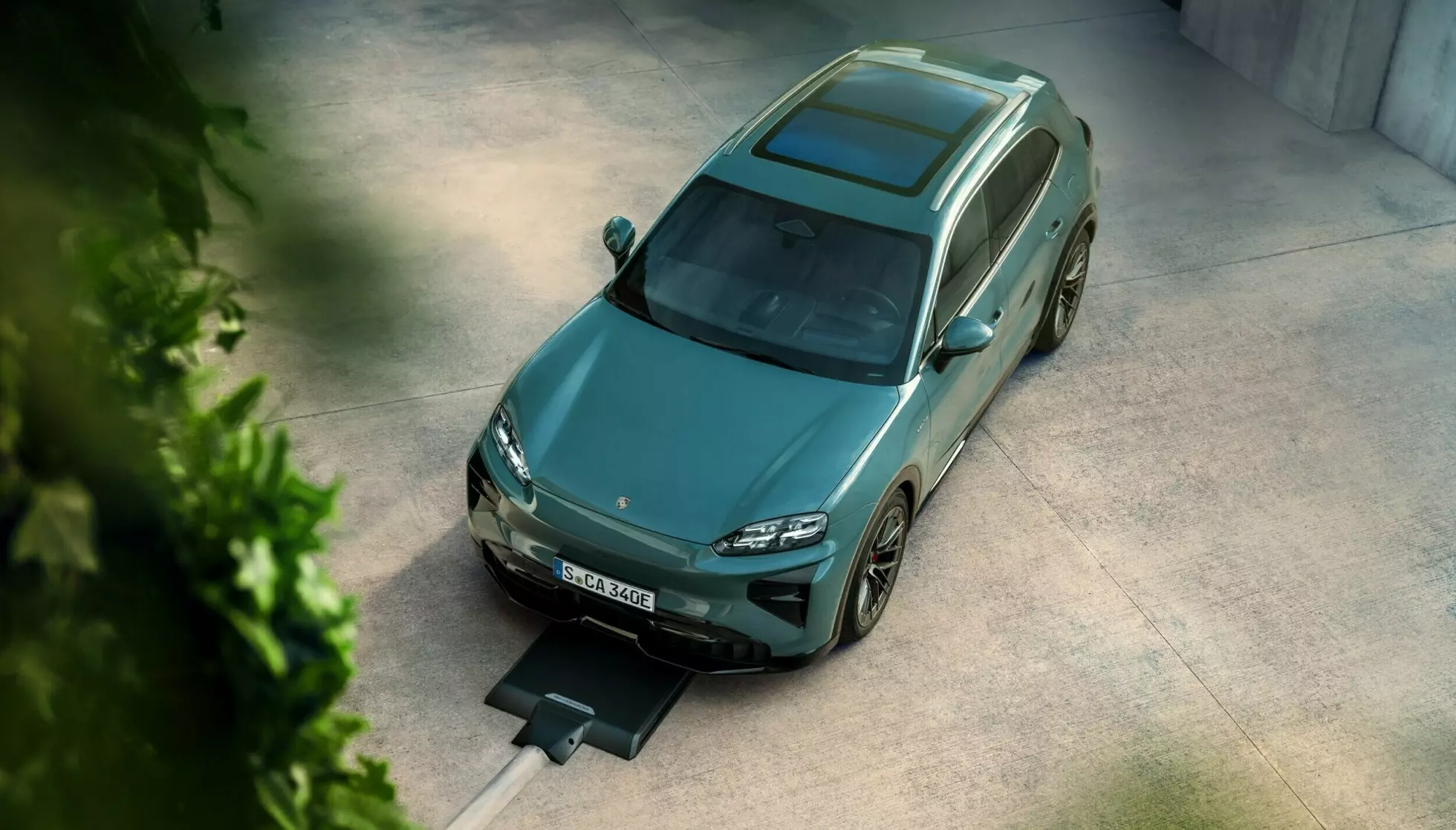 INDUKSJONSLADING: Legg en slik ladeplate på gulvet i garasjen, og du slipper å koble til en løs kabel. Foto: Porsche.