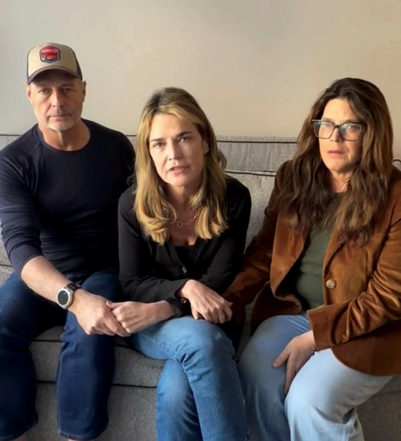 NY VIDEO: Den profilerte programlederen Savannah Guthrie (i midten) sammen med broren Camron og søstera Annie la ut en ny video om morens forsvinning. Foto: Savannah Guthrie via Instagram/via REUTERS