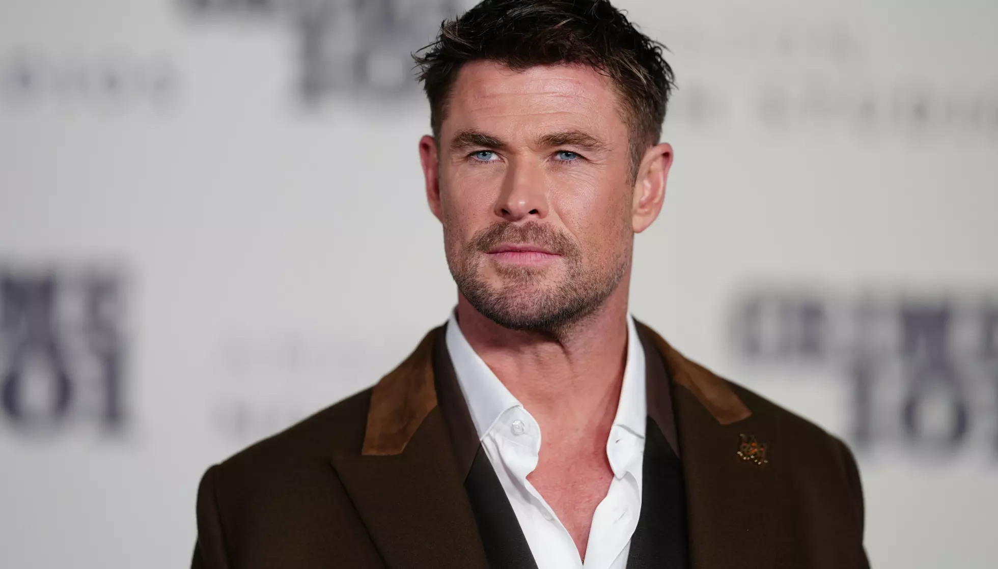 RØPER: Chris Hemsworth avslører at han ikke er den mest kreative - eller romantiske - typen. Her fra premierefesten til «Crime 101», en ny krim/thriller fra 2026. Foto: NTB.