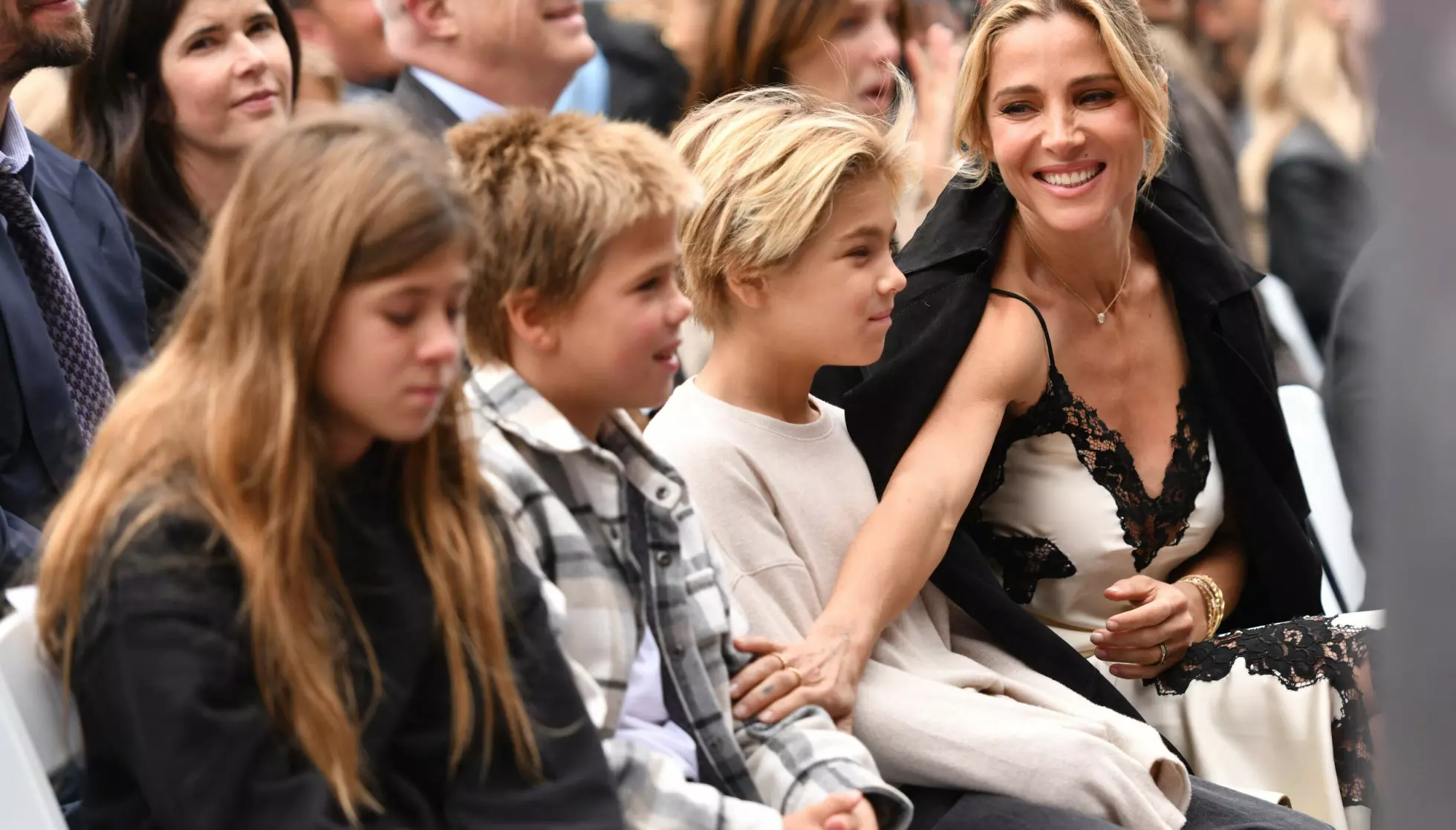 MØTER OPP: Elsa Pataky og barna India Rose, Sasha og Tristan. Her avbildet under Chris Hemsworths' «Walk of fame»-seremoni i Hollywood i 2024. Foto: NTB.