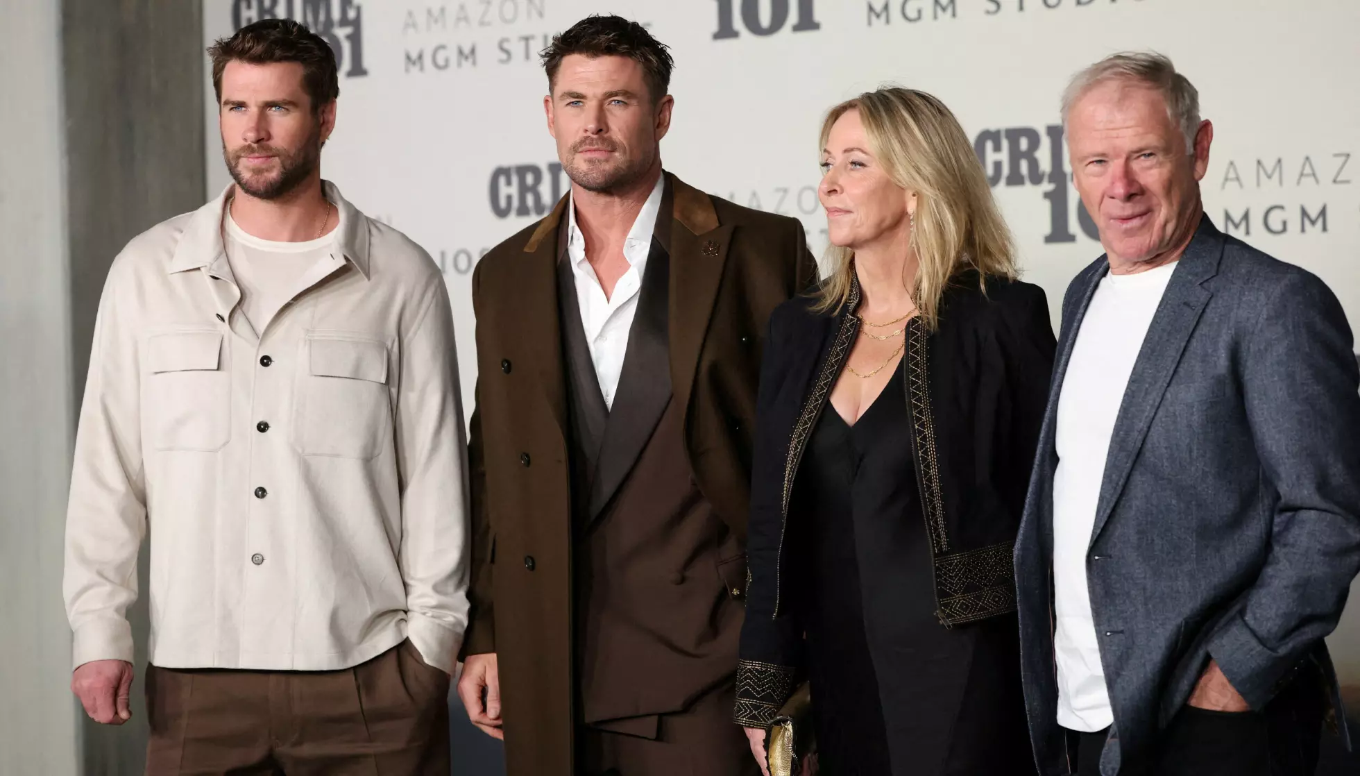 FAMILIE: Liam Hemsworth, Chris Hemsworth, mamma Leonie og pappa Craig - her avbildet på en premierefest nå i februar. Foto: NTB.