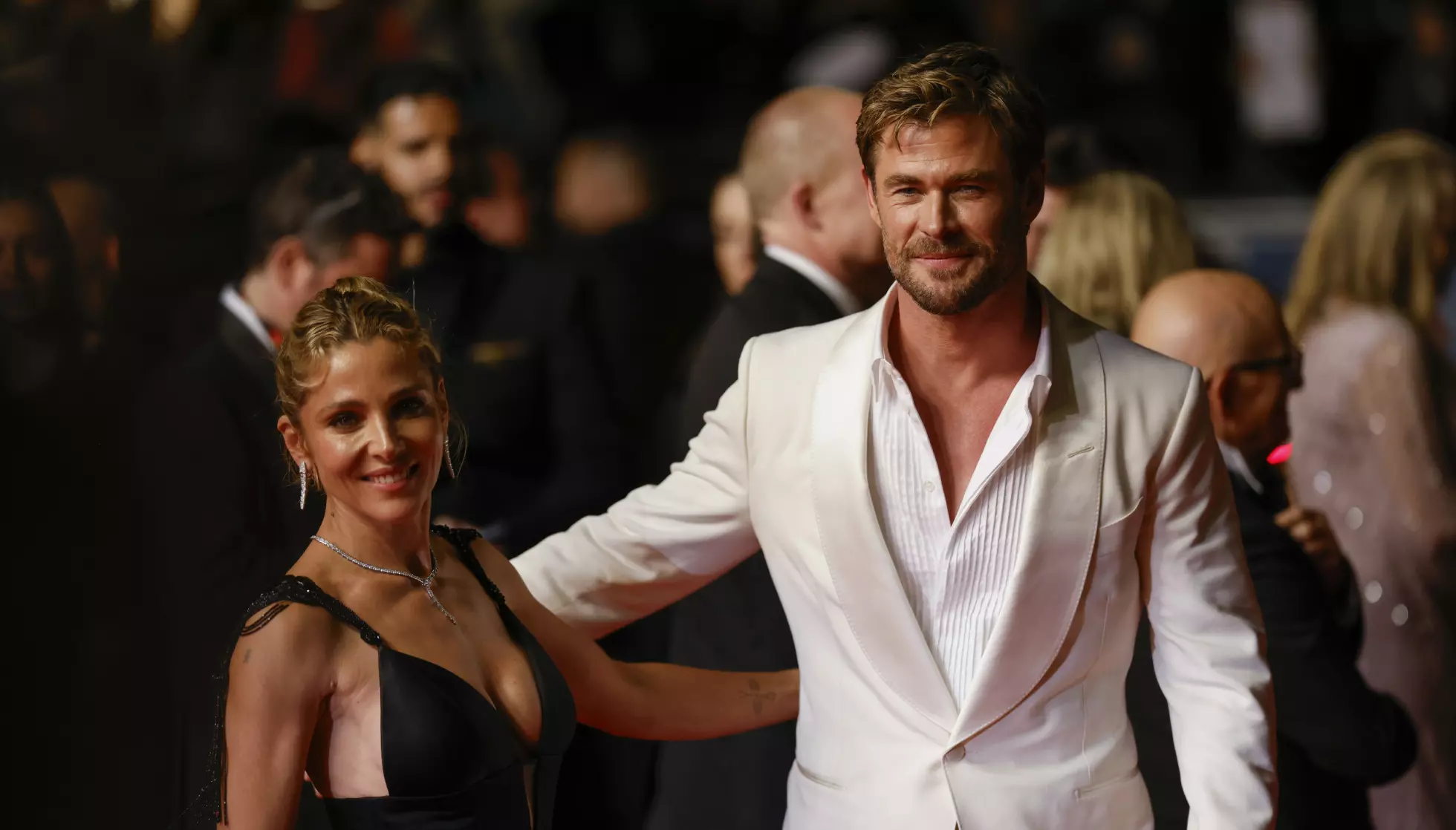 KRANGLER: Det kan fort gå en kule varmt mellom Chris Hemsworth og kona. Her fra filmfestivalen i Cannes i 2024. Foto: NTB.