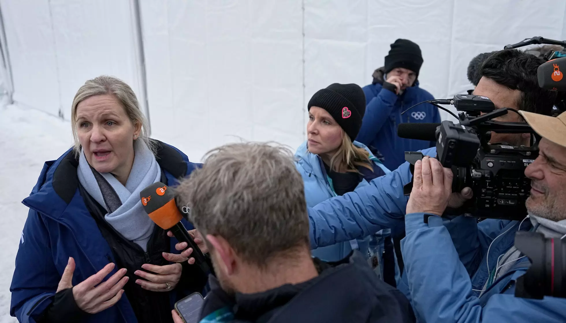 BRUKER IKKE MAKTEN SIN: Kirsty Coventry gjør som hun vil i den autoritære klubben IOC, og nå vil hun slippe til Putins Russland. Ikke rart IOC-presidenten kavet litt i snøen mellom sjokkerte fotografer i Cortina. FOTO: Fatima Shbair/AP.