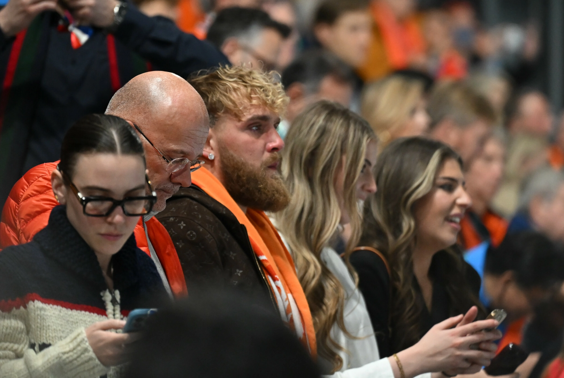 PÅ TRIBUNEN: Forloveden Jake Paul fulgte spent med da Leerdam gikk for gull på skøyteisen. Foto: NTB.