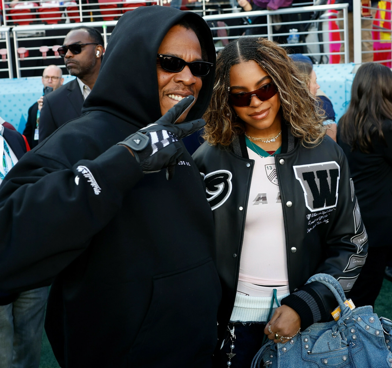 DATTER: Jay Z og Blue Ivy Carter avbildet sammen under finalen søndag. Foto: John Angelillo/UPI/Shutterstock/NTB