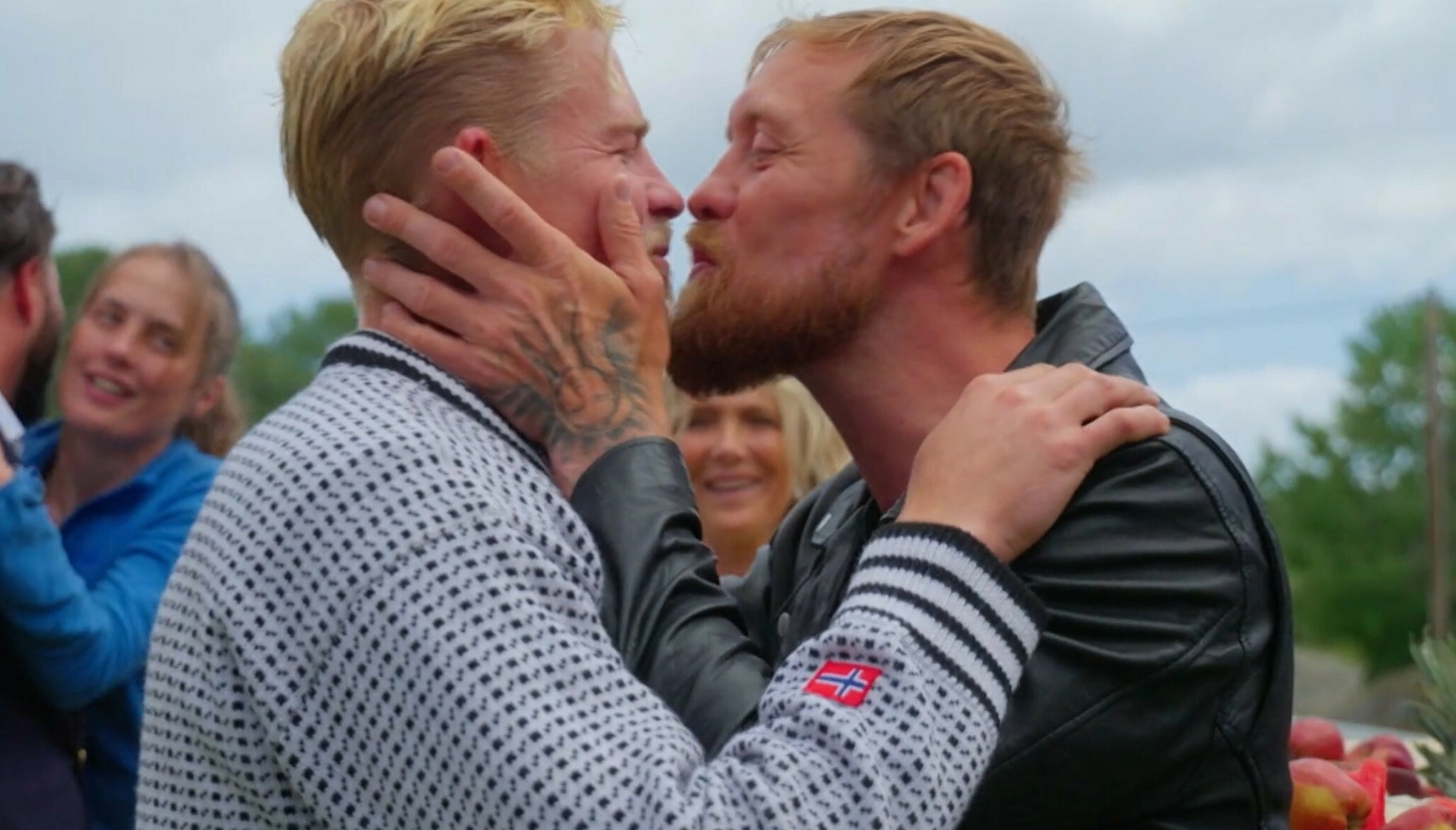KLINTE TIL: Gjensynsgleden var stor for Fritz Aanes (47) og Sondre Sundby da de møttes til en gjenforenings-lunsj før finalen. Foto: Skjermdump / TV 2