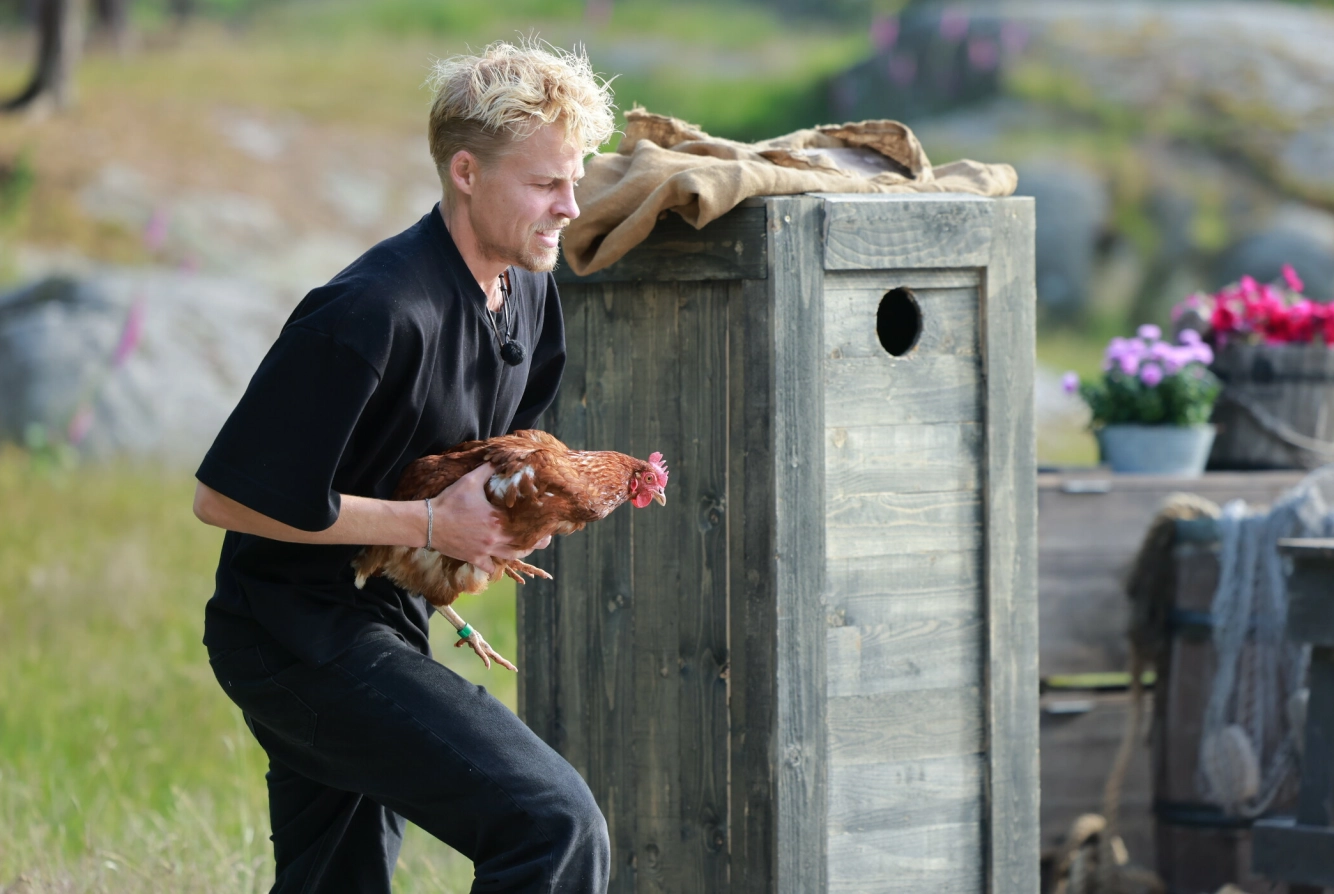 IVRIG: Sondre Sundby var skikkelig i gamet under «Farmen»-finalen. Foto: TV 2