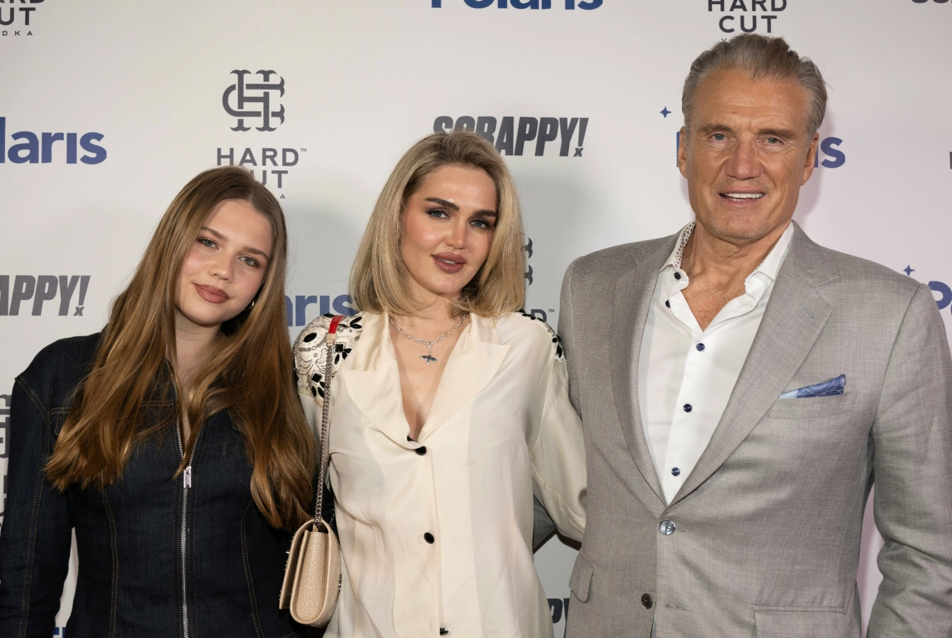 POSERER SAMMEN: Dolph Lundgren med dattera Greta og kona Emma Krokdal. Foto: Eugene Powers Photography/ Shutterstock/ NTB