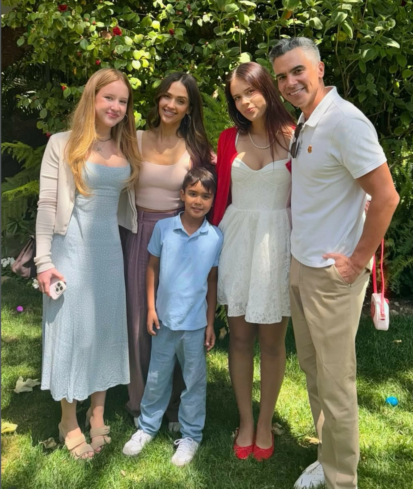 FAMILIE: (F.v.) Haven Garner, Jessica, Hayes, Honor Marie og Cash samlet i fjor sommer. Foto: Instagram / @jessicaalba