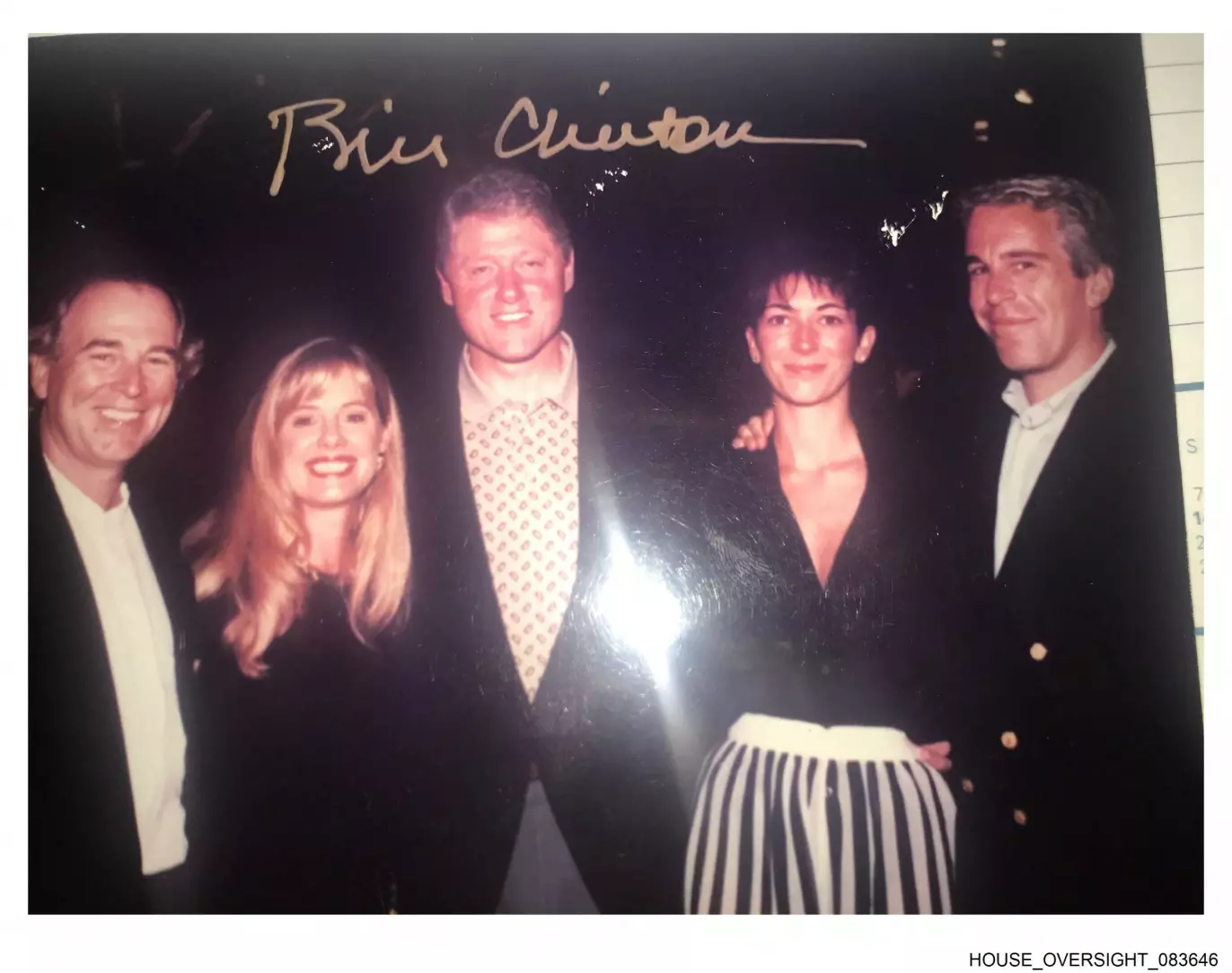 SIGNERT: Et udatert bilde fra Jeffrey Epsteins private samling, offentliggjort av demokrater i Representantenes hus’ kontrollkomité 12. desember 2025. Bill Clinton (i midten) poserer med Jeffrey Epstein (t.h.) og Ghislaine Maxwell (nest til høyre). Foto: Det amerikanske justisdepartementet