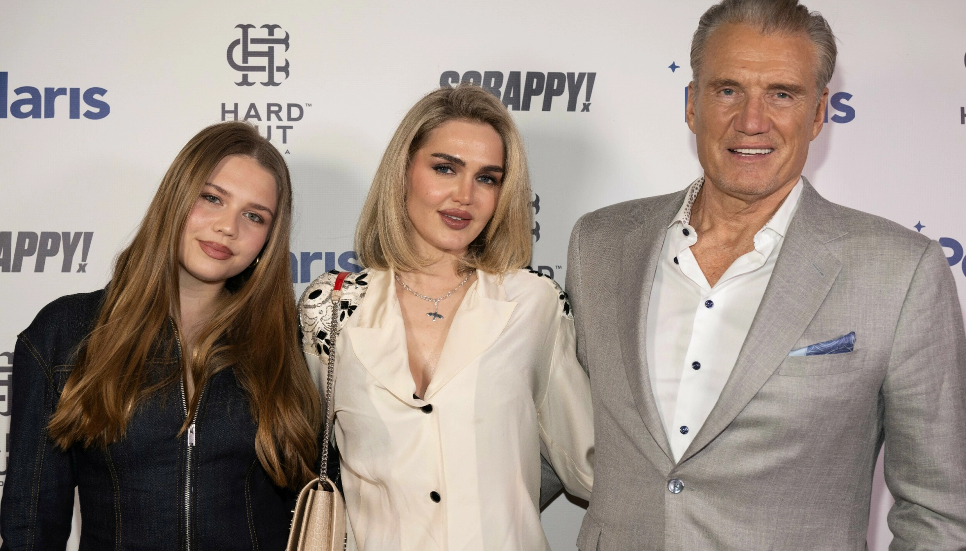 TRIO: Datteren Greta, her avbildet med stemor Emma Krokdal og pappa Dolph Lundgren. Foto: Eugene Powers Photography/Shutterstock/NTB