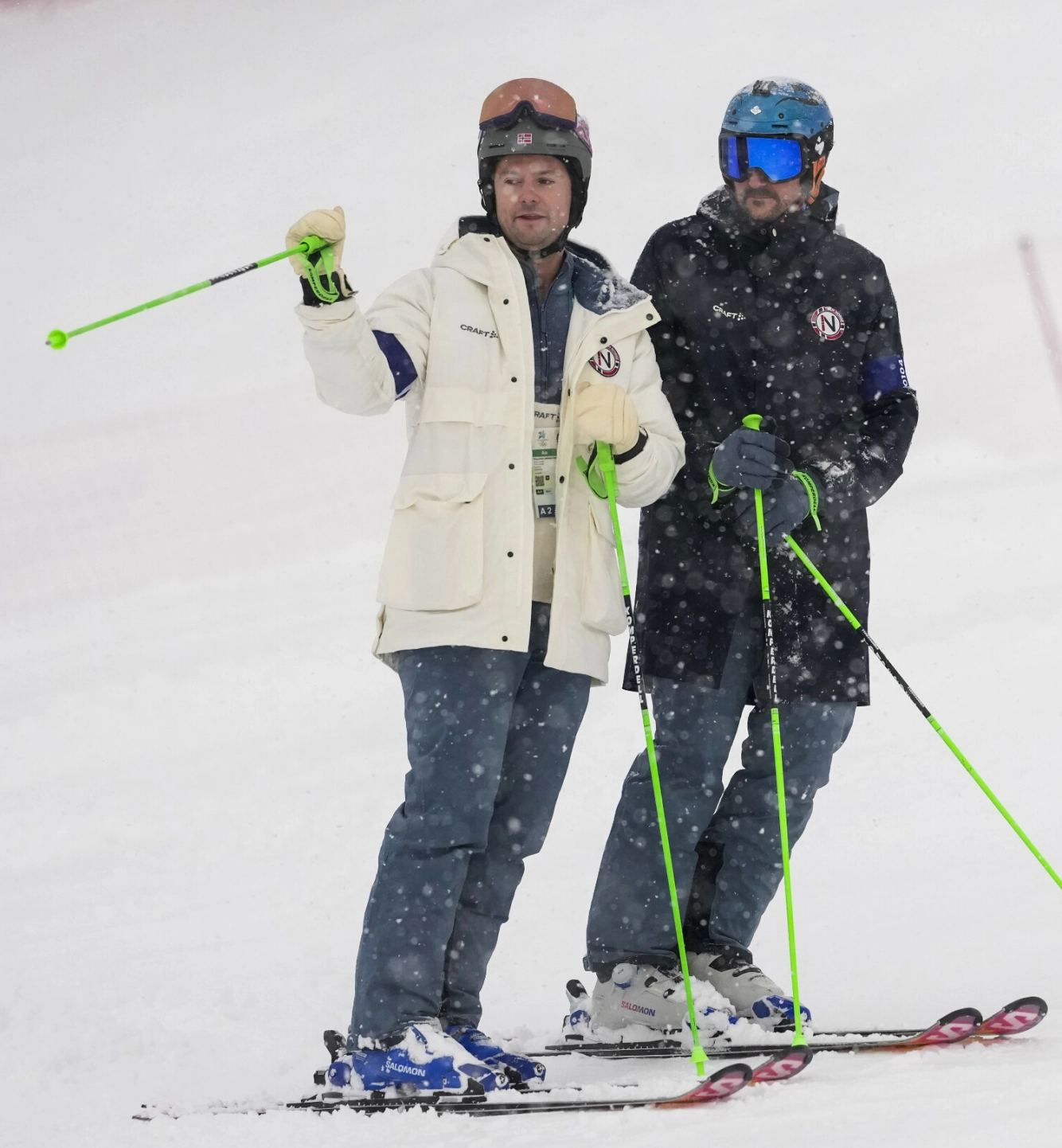 MANDAG MORGEN: Kronprins Haakon sjekket løypeforholdene i forkant av slalåm for menn i Bormio . Foto: NTB
