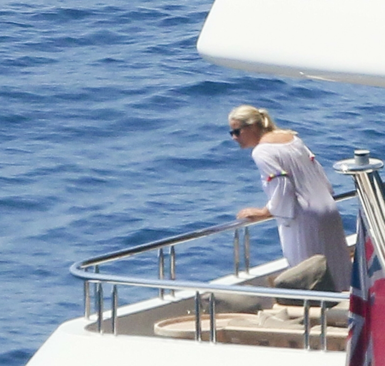 FERIERTE MED FAMILIEN: Kronprinsesse Mette-Marit må trolig forklare seg om den private yacht-turen på Epstein-vennens yacht i Middelhavet. Foto: Aller Media