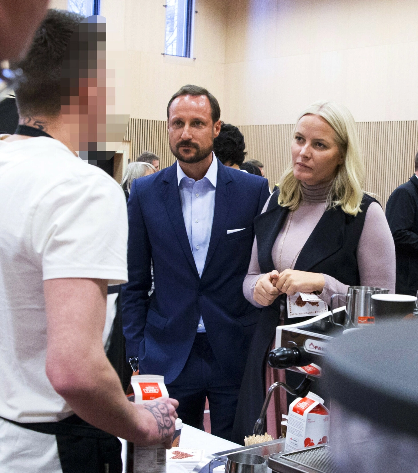2016: Kronprins Haakon og kronprinsesse Mette-Marit bestilte kaffe fra en innsatt elev i restaurant- og matfag under sitt besøk til Oslo fengsel tirsdag. Foto: Håkon Mosvold Larsen / NTB scanpix