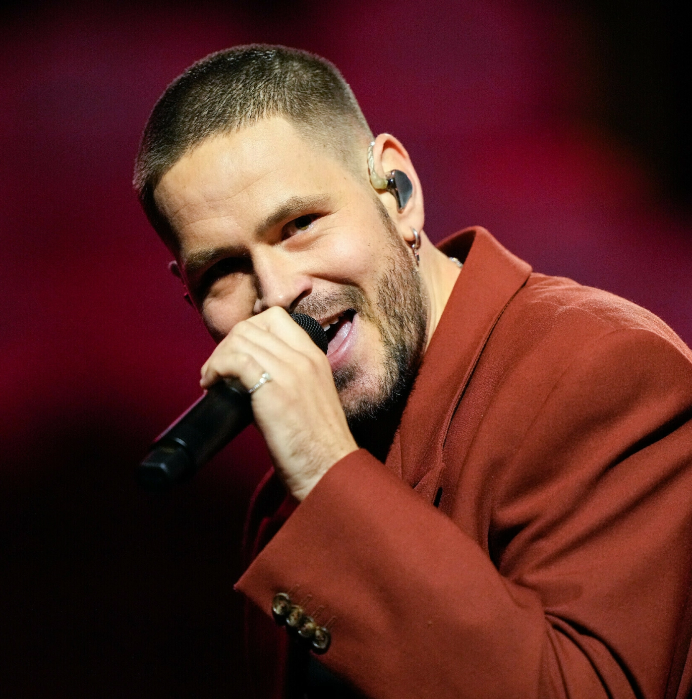 PÅ SCENEN: Chris Holsten debuterte som soloartist i 2015 med låten «Layers». Året etter signerte han platekontrakt med Warner Music Norway. Foto: Beate Oma Dahle / NTB