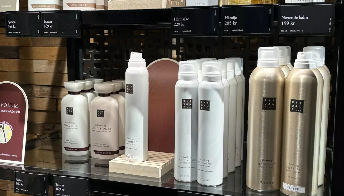 SMART HACK: Hos Rituals finner du en rekke andre produkter med samme duft, som hårlje, tørrsjampo eller leave-in-balsam. Foto: Elisabeth Dalseg