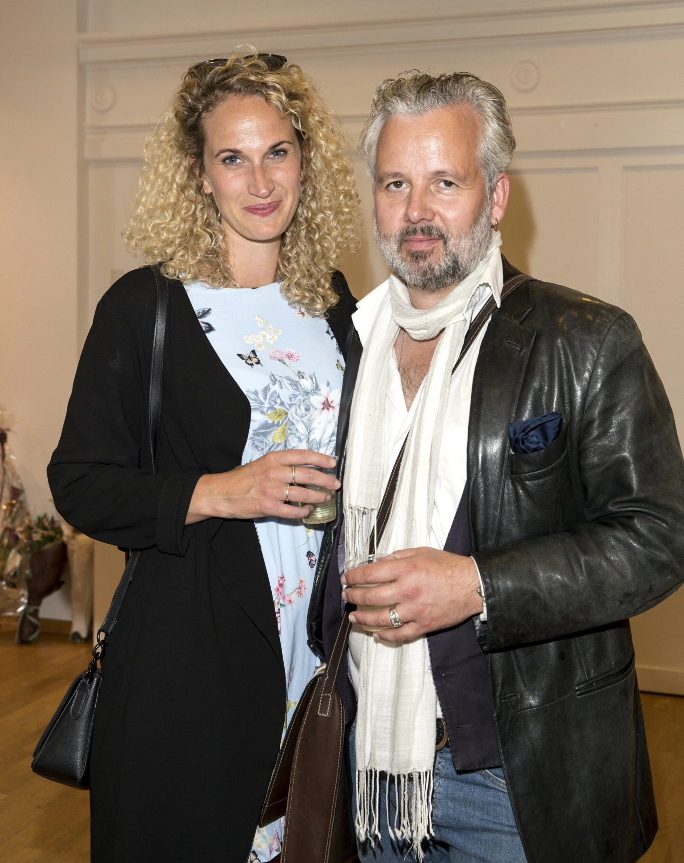 TRE KJÆRESTE-ÅR:
Ebba og Ari hadde kjent hverandre lenge, men det var først
sommeren 2017 at vennskapet ble til kjærlighet. Her er de
sammen i Moss Kunstgalleri i
september samme år. Foto: Andreas Fadum