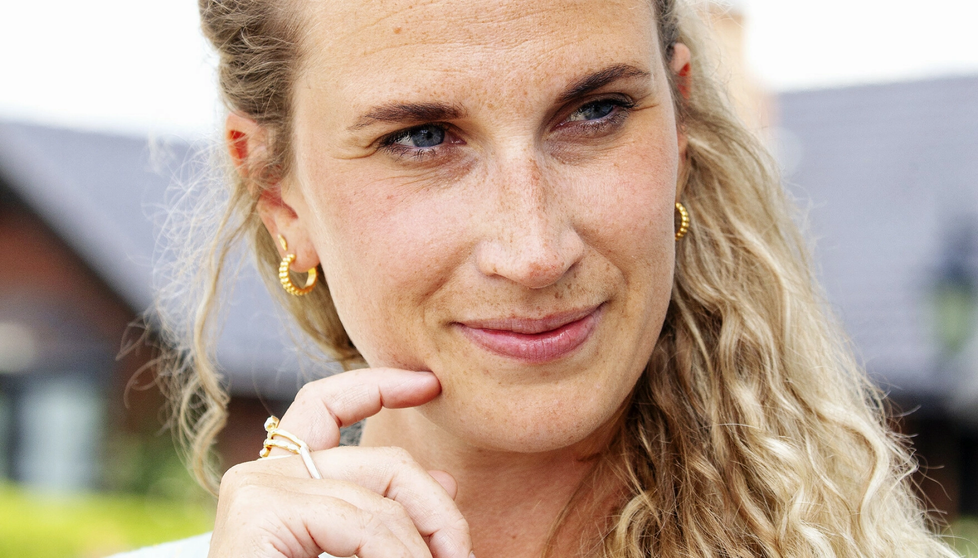 DYRKER IKKE
SORGEN: Ebba
Rysst Heilmann
opplevde sine
tyngste dager etter
kjæresten Ari Behns
selvmord 1. juledag
2019. Men livet
har gått videre for
mossingen, som nå
har gjort sørlending
av seg – sammen
med ny kjæreste og barn. Foto: Se og Hør