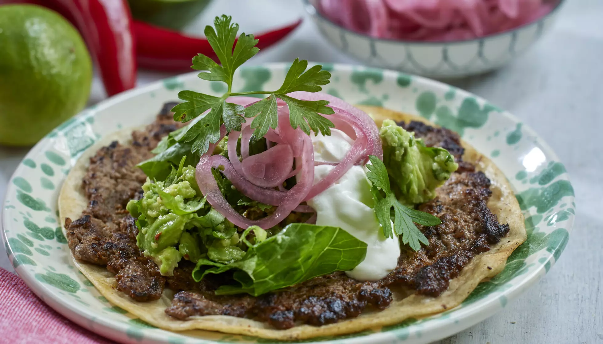 VIRALTACO: Tacoen blir mer autentisk - eller kombinert med viraltrender som denne smash-tacoen Foto: Anders Norrsell / Aller Media SE