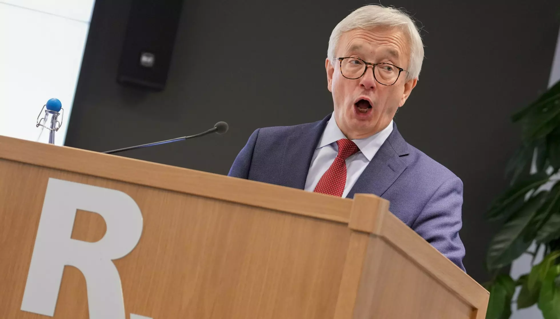 RIKSREVISOR: Karl Eirik Schjøtt-Pedersen er sittende riksrevisor og leverte blant annet rapporten om Syria-bistanden i 2023 samt rapporten om generell mislighetsfare i bistand i 2024. Foto: Javad Parsa / NTB