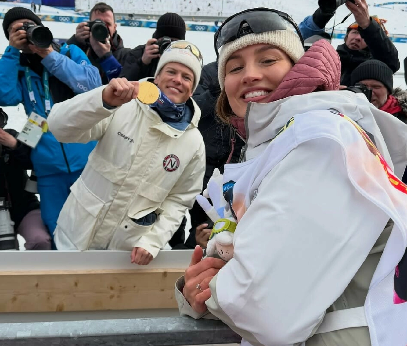 GULLFEBEREN HERJER: Pernille sitter ringside når Johannes tar gull etter gull i Val Di Fiemme. OL har hittil vært som en drøm - og han er blitt tidenes mestvinnende vinterolympier. Foto: @pernilledosvik/Instagram