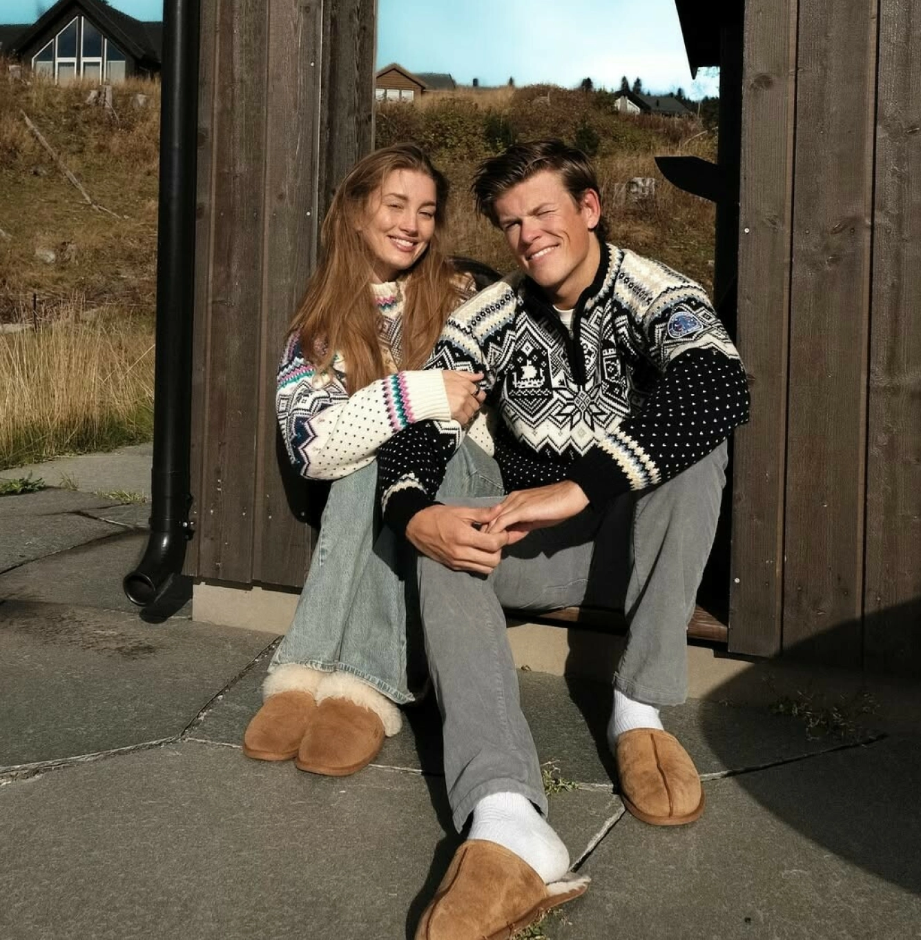 HYTTEKOS: Johannes og Pernille i solveggen på hytta. Begge i VM-genseren fra 2025 -som Pernille har vært med på å designe. Foto: @johanneshk/Instagram