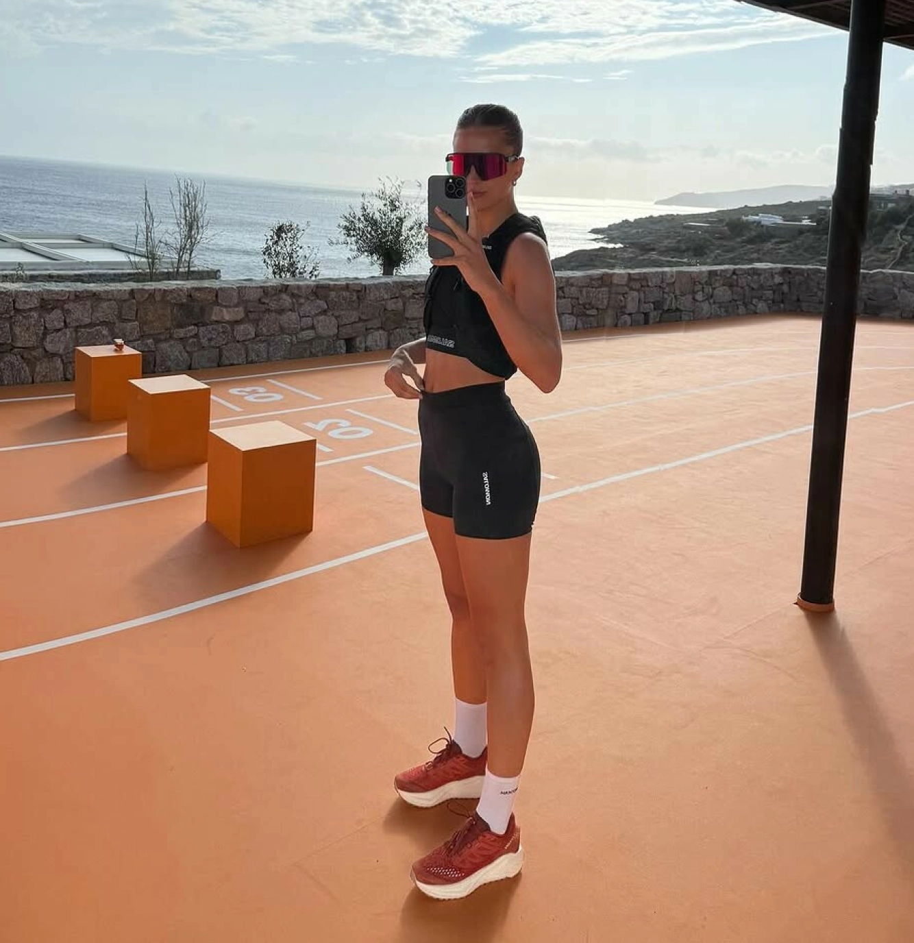 MODELL: Pernille tok denne selfien mens hun var på Mykonos for å gjøre reklame for hudpeliemerket Biother m i fjor vår. Foto: @pernilledosvik/Instagram