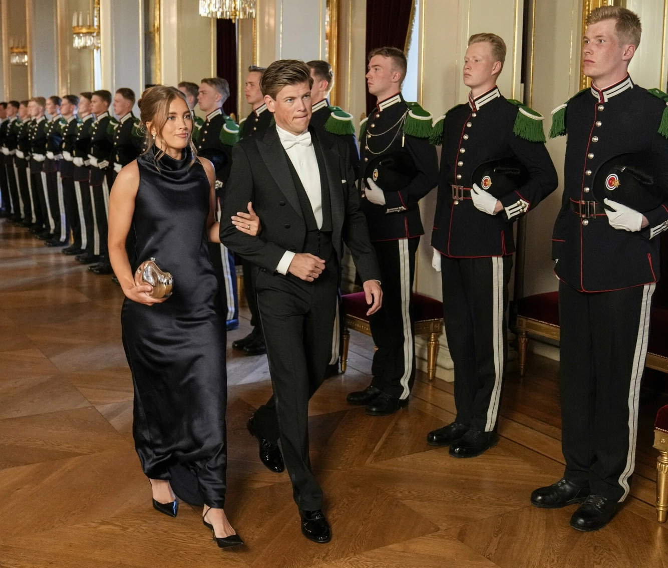 STRAM I GALLA: Johannes og Pernille var på Slottet i fjor vår, da Kongen holdt galla for den islandske presidenten - retter etter at han tok seks gull i Ski-VM i Trondheim. Foto: NTB