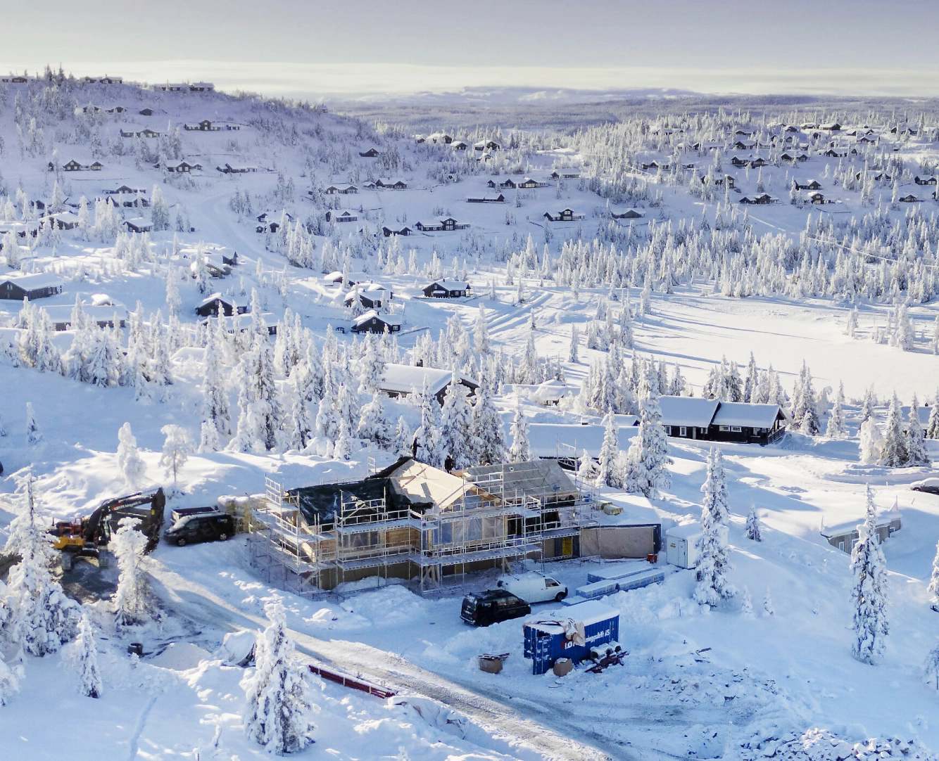GOD PLASS: Paret har allerede en hytte på Skeikampen, men bygger nå en ny og større. Her er han konge på haugen. Foto: Geir Olsen