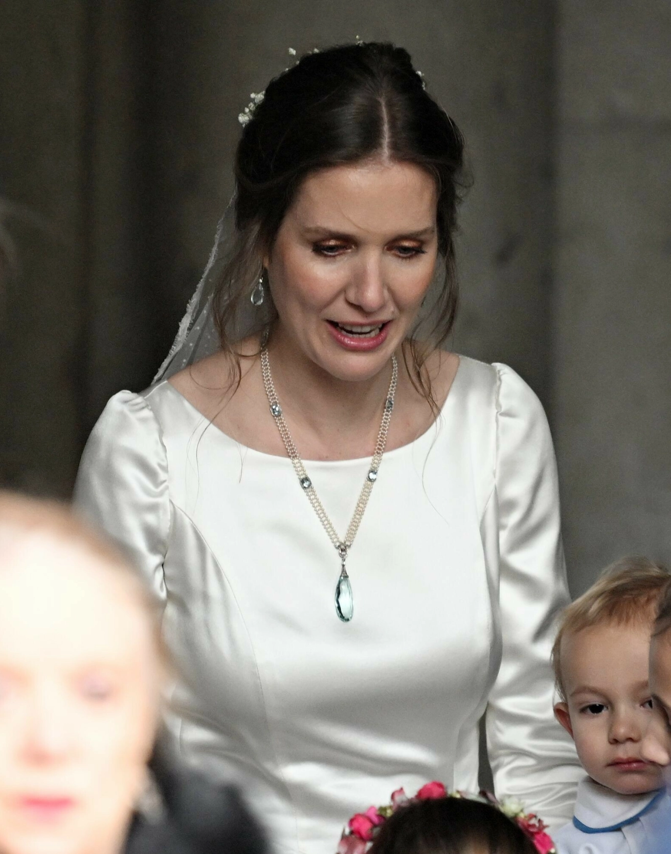 VEKKET OPPSIKT: Prinsessens akvamarin-smykke tiltrakk seg mye oppmerksomhet under lørdagens vielse. Foto: Shutterstock / NTB