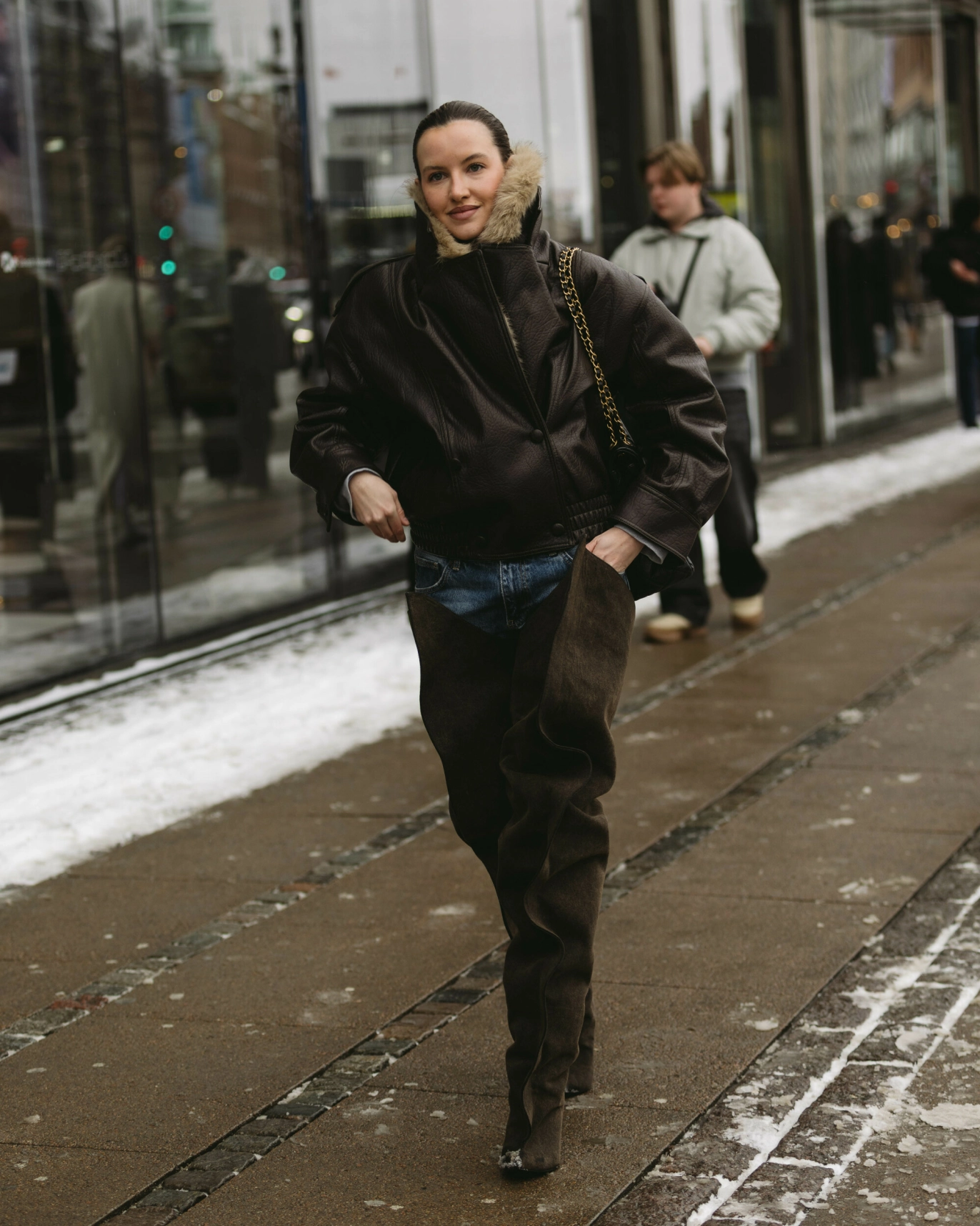 OPP I HØYDEN: Hæler fungerer på kontoret, på kafé med venner eller også til hverdags. Foto: Noor-u-nisa Khan.