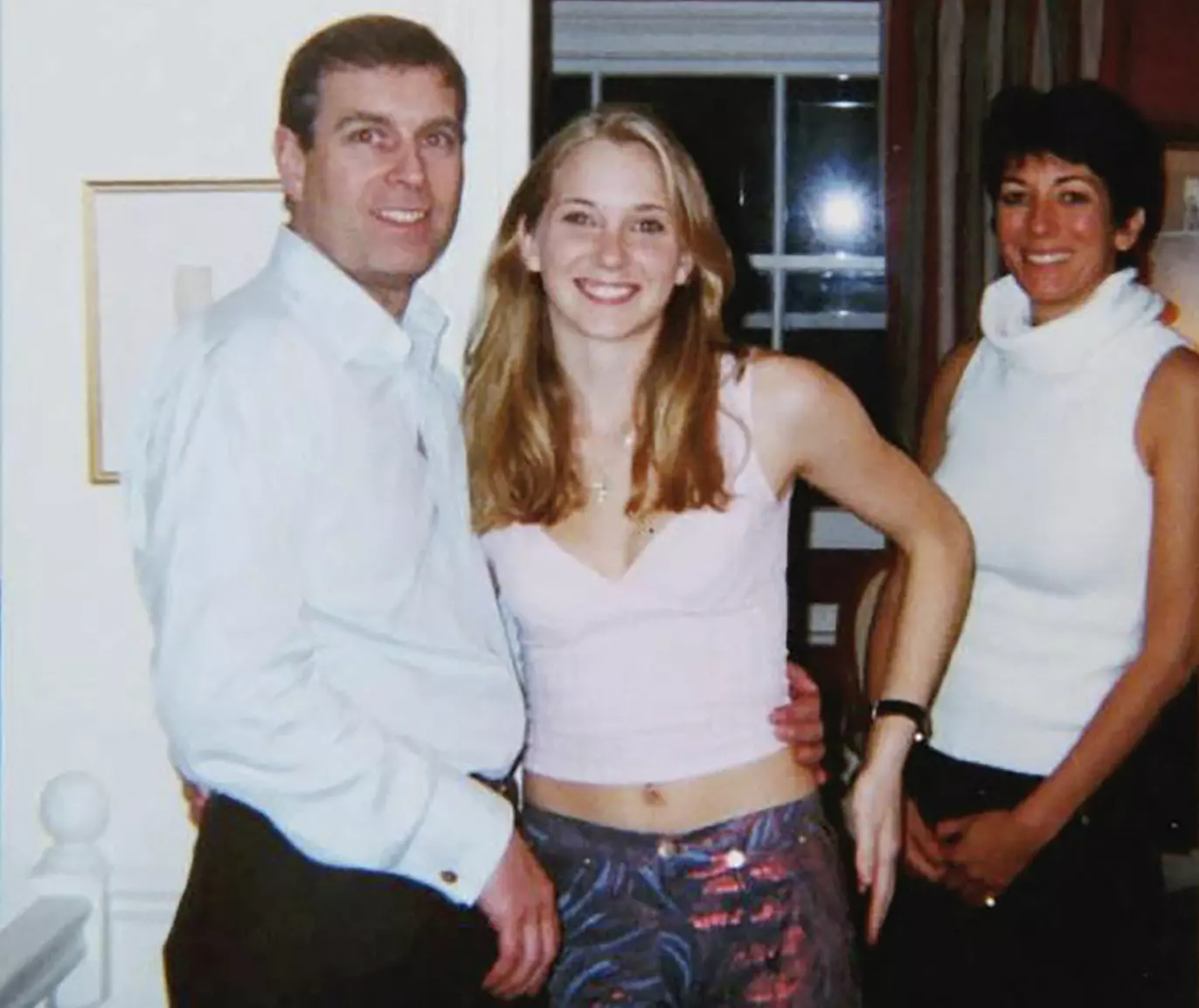 NEKTER: Daværende prins Andrew nekter for å ha møtt Epstein-offeret Virginia Giuffre, til tross for dette bildet. Foto: Amerikanske myndigheter