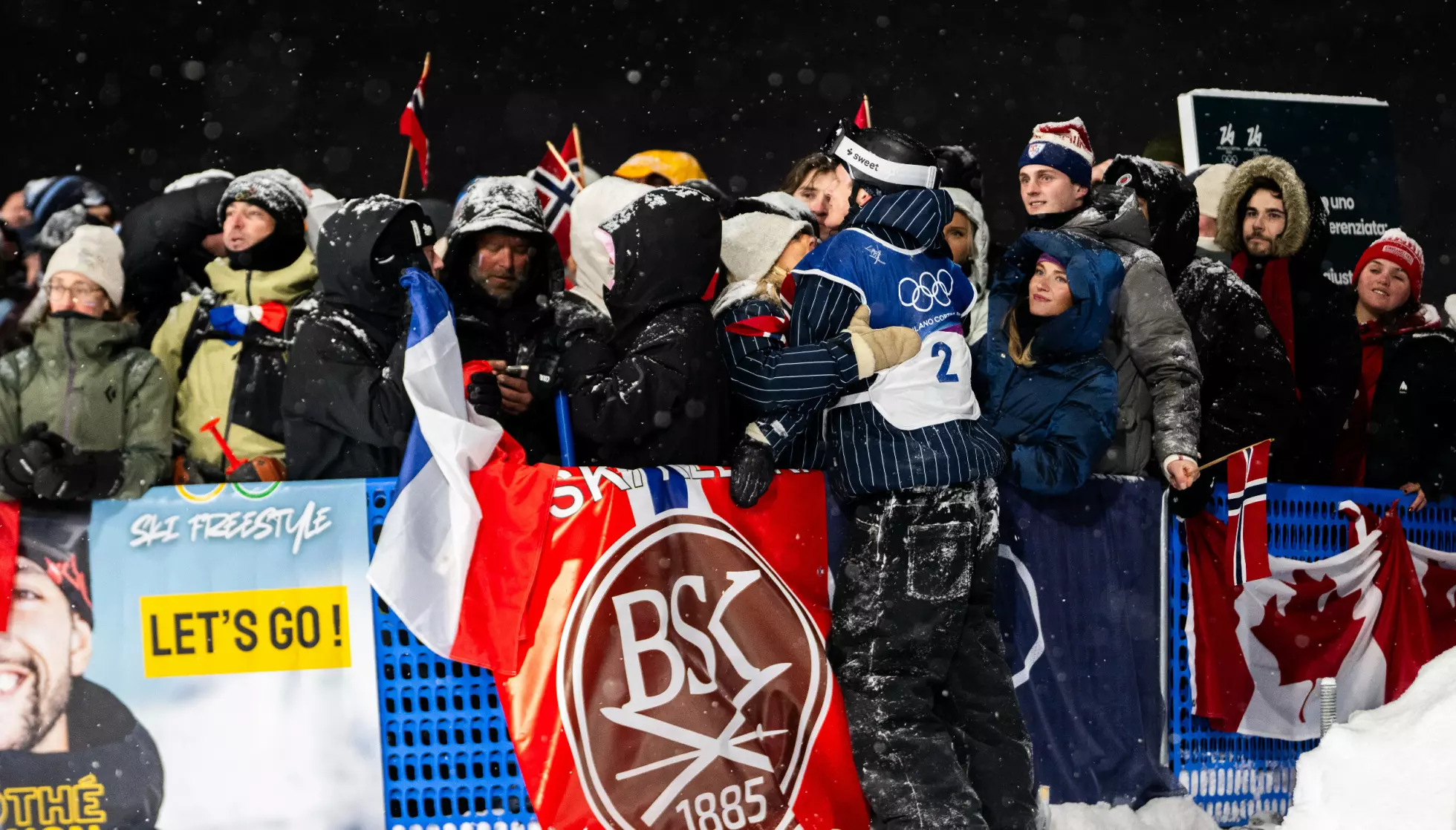 FIKK TRØST: Birk Ruud fikk en klem av kjæresten Tonje Frigstad og trøst fra resten av følget etter Big Air-finalen i freeski tirsdag. Foto: Vegard Grøtt / BILDBYRÅN