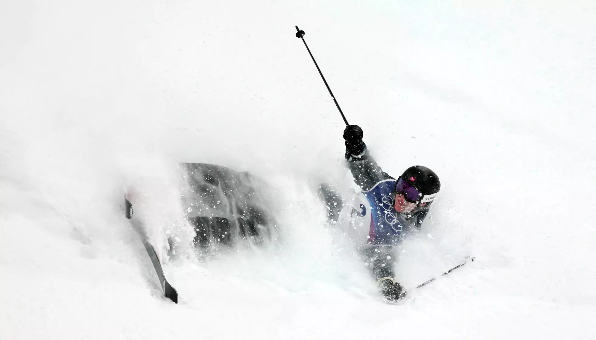 FALT: Birk Ruud landet det siste forsøket og havnet til slutt på en 8.-plass i Big Air-finalen. Foto: Reuters/NTB