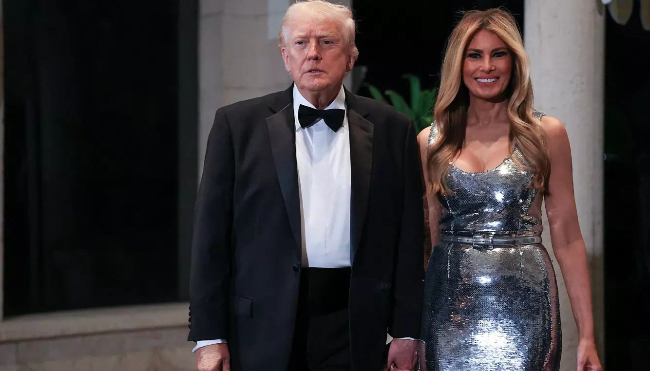 TROSSER KRITIKKEN: Dokumentarfilmen om Melania Trump ble slaktet, men gjør det økonomisk langt bedre enn dokumentarfilmer vanligvis gjør. Her fra nyttårsfesten på Mar-a-Lago. Foto: Jim Watson / AFP / NTB