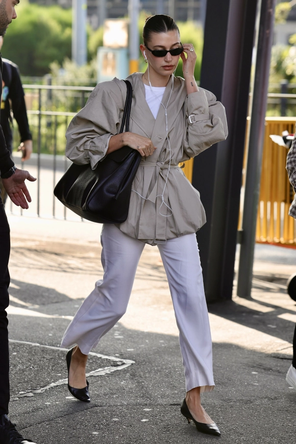 TRENDSETTER: Hailey Bieber i snuppete hæler. Foto: NTB.