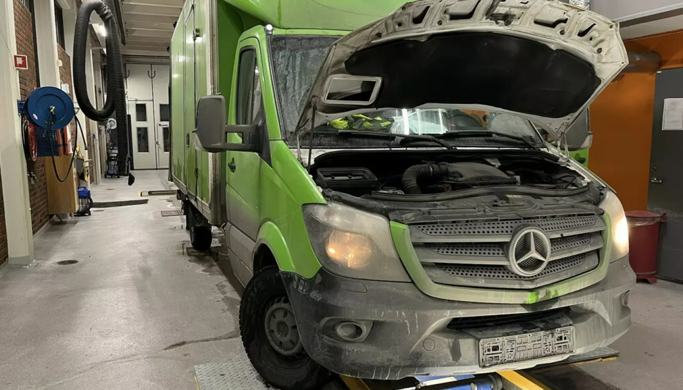 KJØREFORBUD OG BOT: Denne bilen hadde falske skilter, manglet EU-kontroll og sjåføren hadde ikke transportløyve. Da ble det full stopp og bot på 5000 kroner. Foto: Statens vegvesen