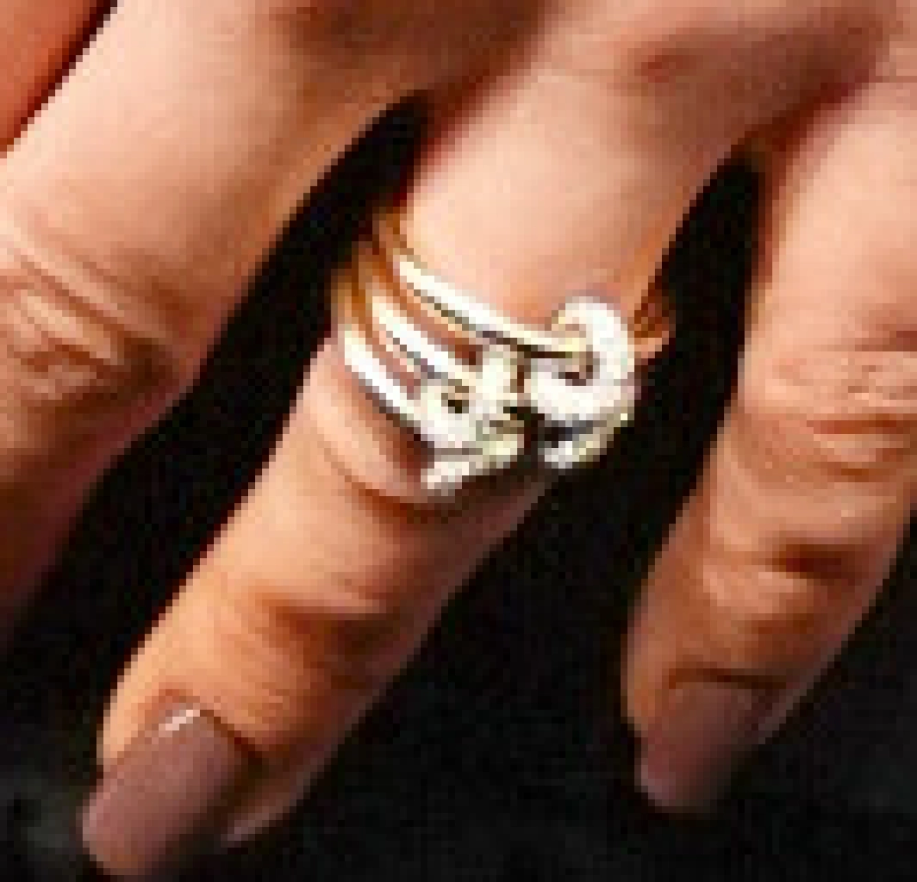 FORLOVELSESRING?: Fansen spekulerer heftig etter at skuespilleren viste frem den store ringen på fingeren - kan det være en forlovelsesring? Foto: NTB