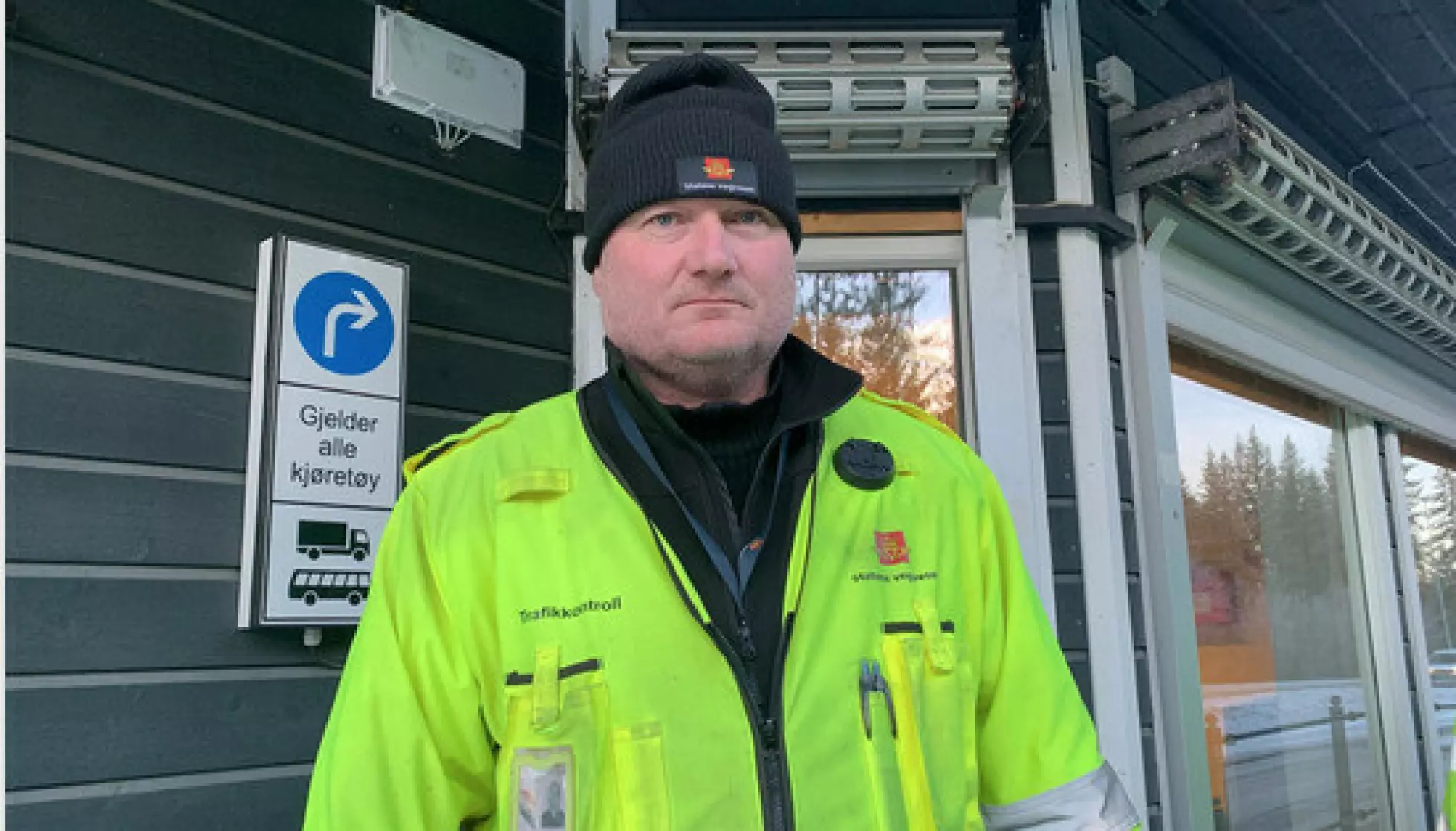 HAR ALDRI HØRT MAKEN: - Jeg trodde jeg hadde hørt alle bortforklaringer fra bilister som blir stoppet langs veien. At vi blir bedt om å ringe til president Macron i Frankrike dersom vi er misfornøyde med tilstanden til dekkene, tar kaka, sier kontrolleder Bjørn Uno Rogneby i Statens vegvesen. Foto: Statens vegvesen