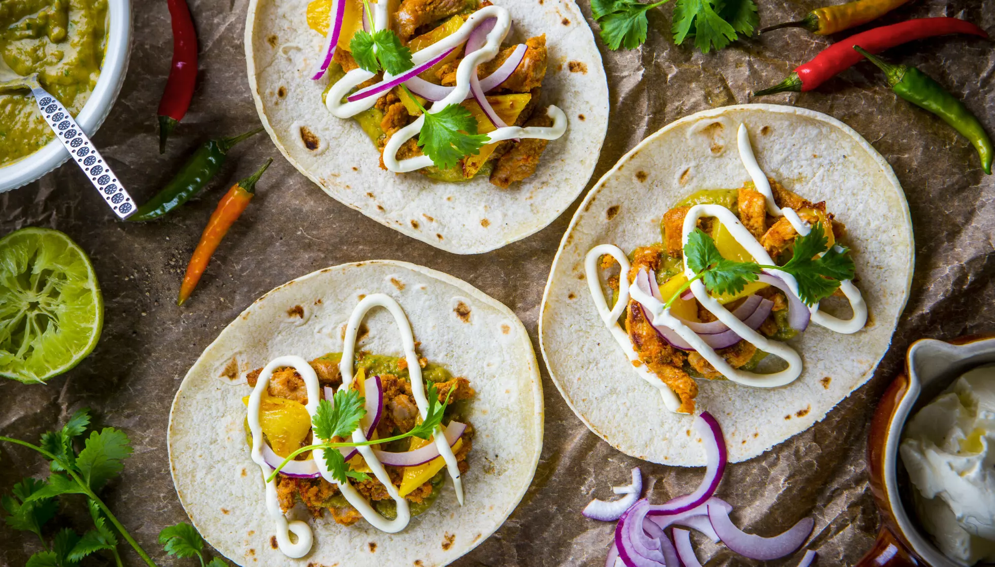 NY VRI: Vi blir nok ikke lei tacos med det første, men blir stadig flinkere til å oppgradere fredagstacoen, slik at den blir mer mex, mindre tex - som denne impostor-vrien av al pastor toppet med rømme. Foto: Lisbeth Michelsen